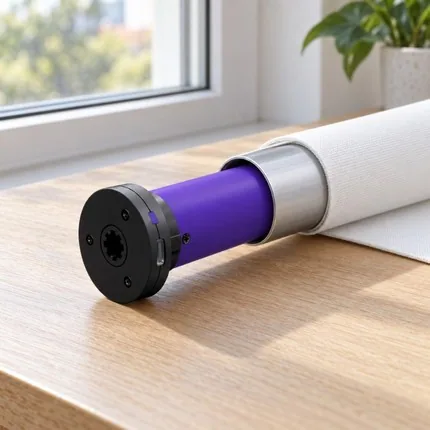 Pencere önünde perde borusuna takılan Tuya uyumlu şarjlı Zigbee stor perde motoru