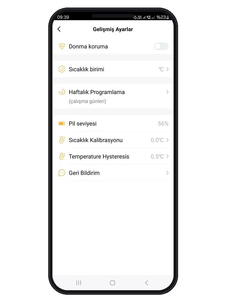 Smart Life uygulamasında termostatın gelişmiş ayarlar ekranı: donma koruma, sıcaklık birimi, haftalık programlama, pil seviyesi, sıcaklık kalibrasyonu ve 0,5 derece histerezis ayarı