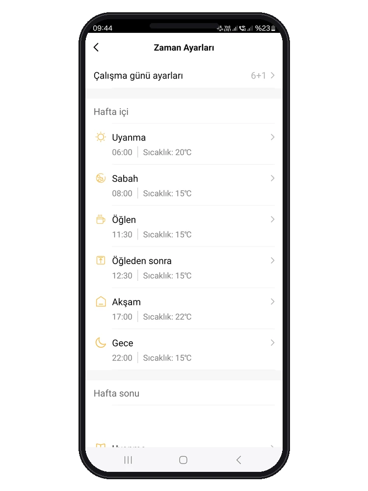 Smart Life uygulamasında termostatın zaman ayarları ekranı: hafta içi için uyanma, sabah, öğlen, öğleden sonra, akşam ve gece saatleri ile sıcaklıkları